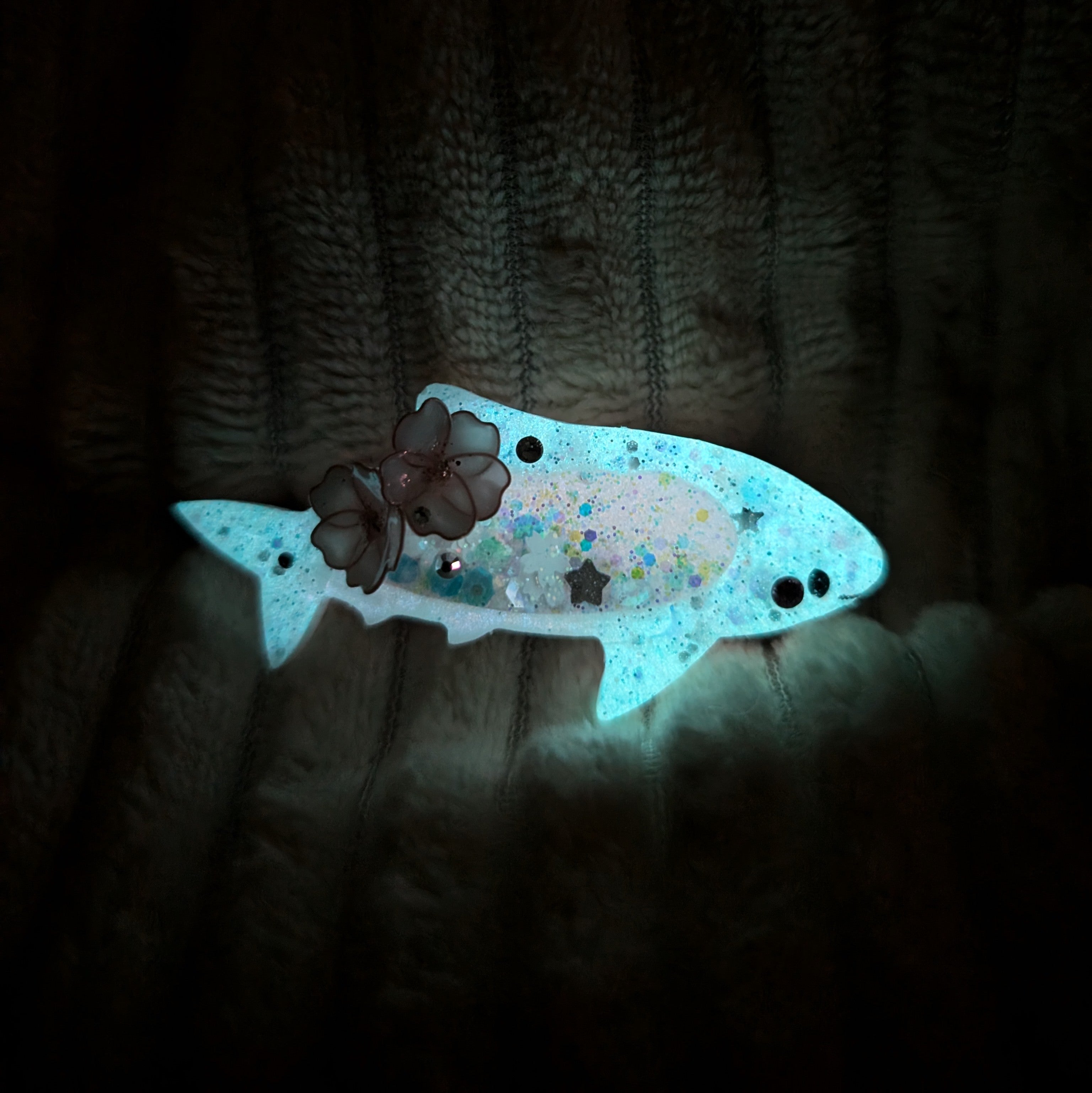 Smol Shark Hairclip (5cm, Wireart) - Blue, right side