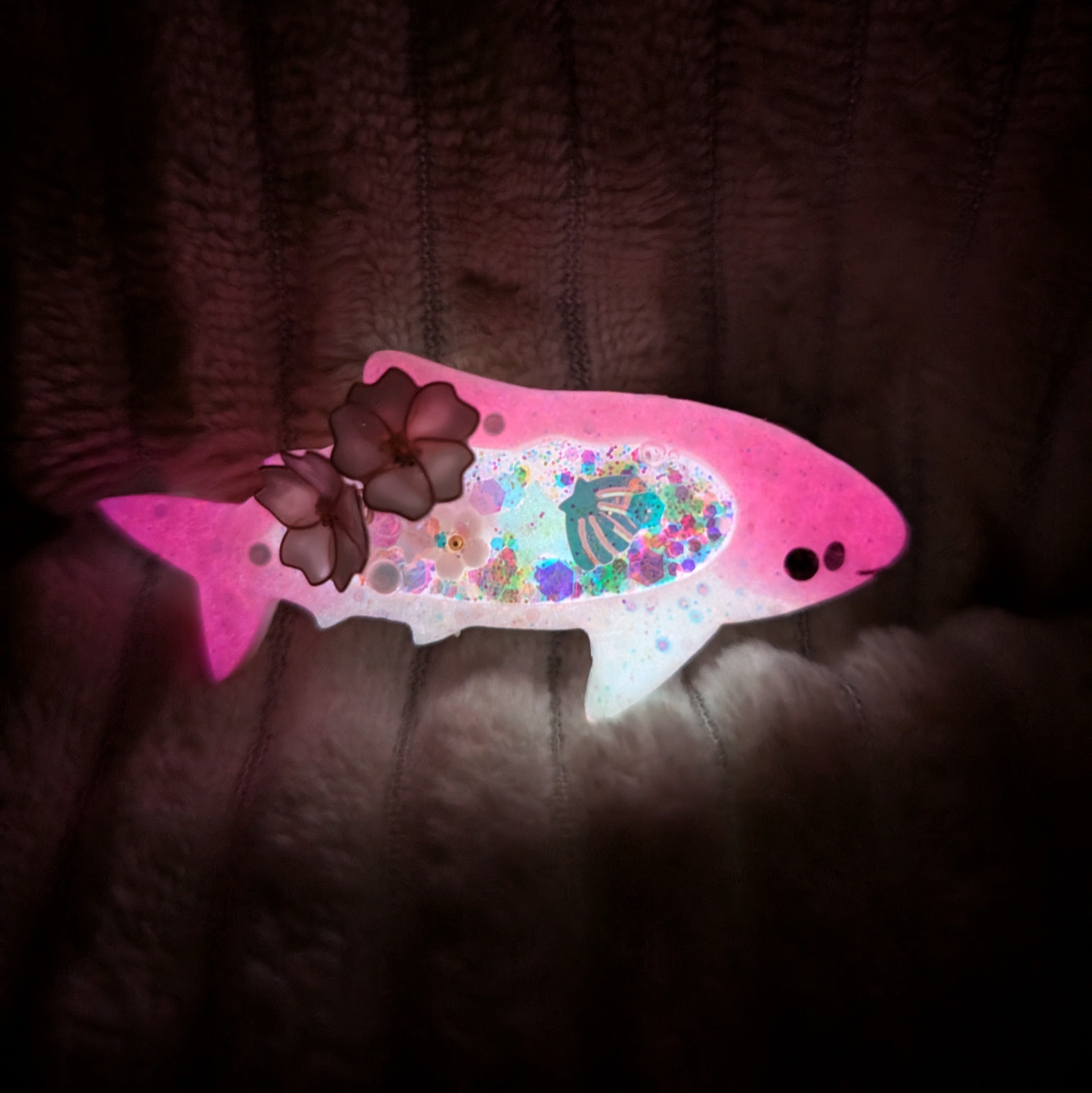 Smol Shark Hairclip (5cm, Wireart) - Pink, right side