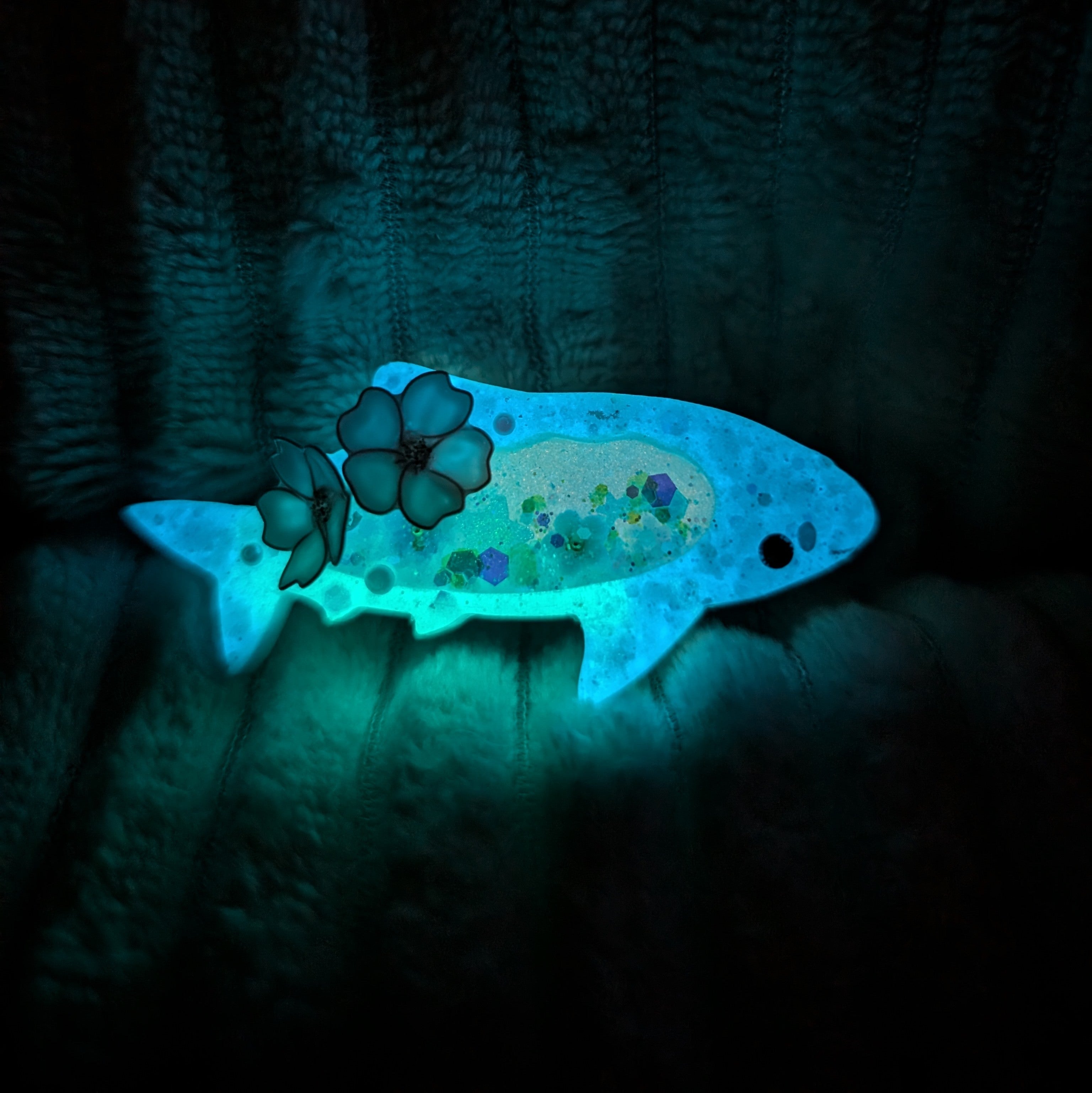 Smol Shark Hairclip (5cm, Wireart) - Grey, right side