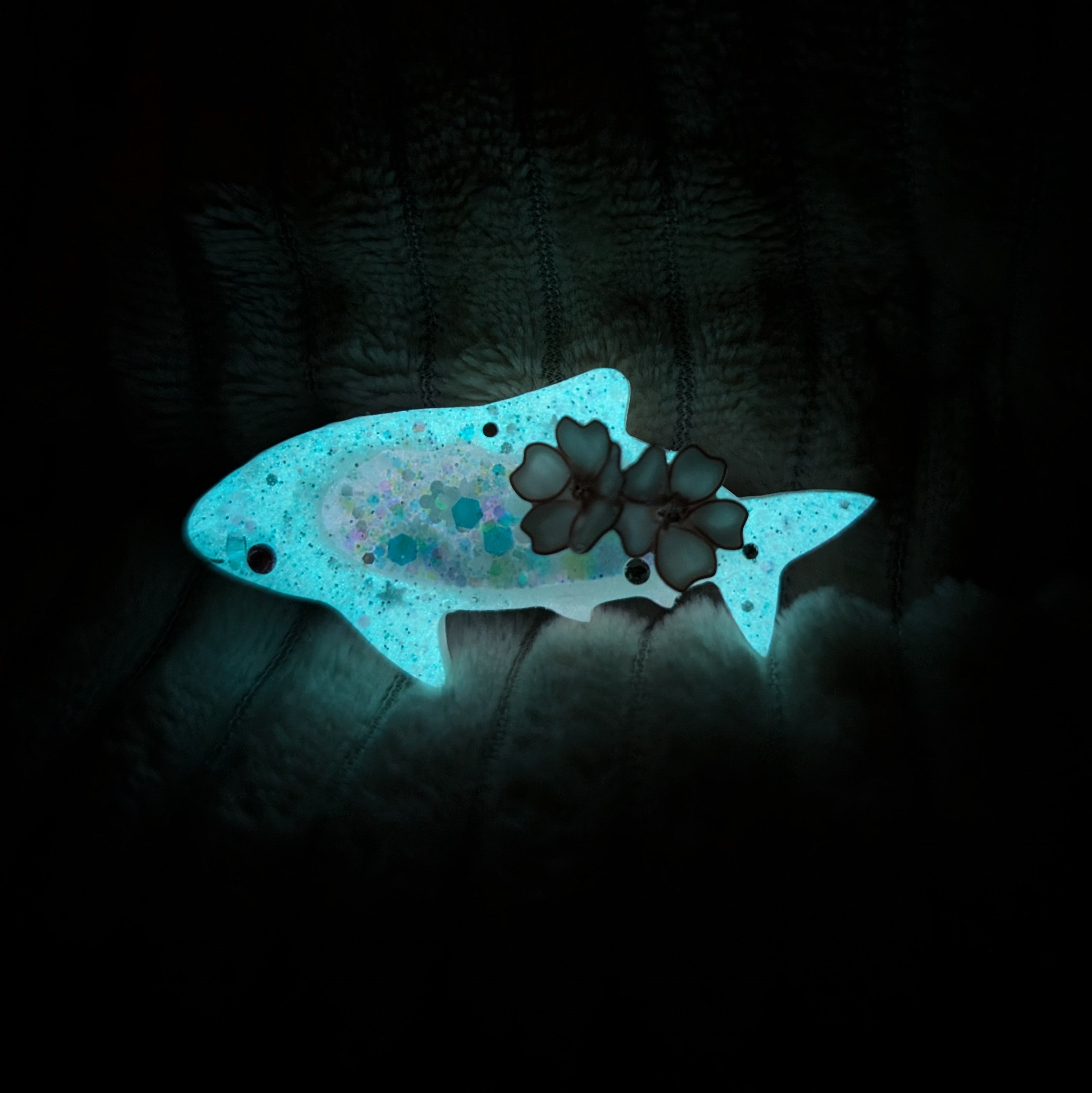 Smol Shark Hairclip (5cm, Wireart) - Grey, left side