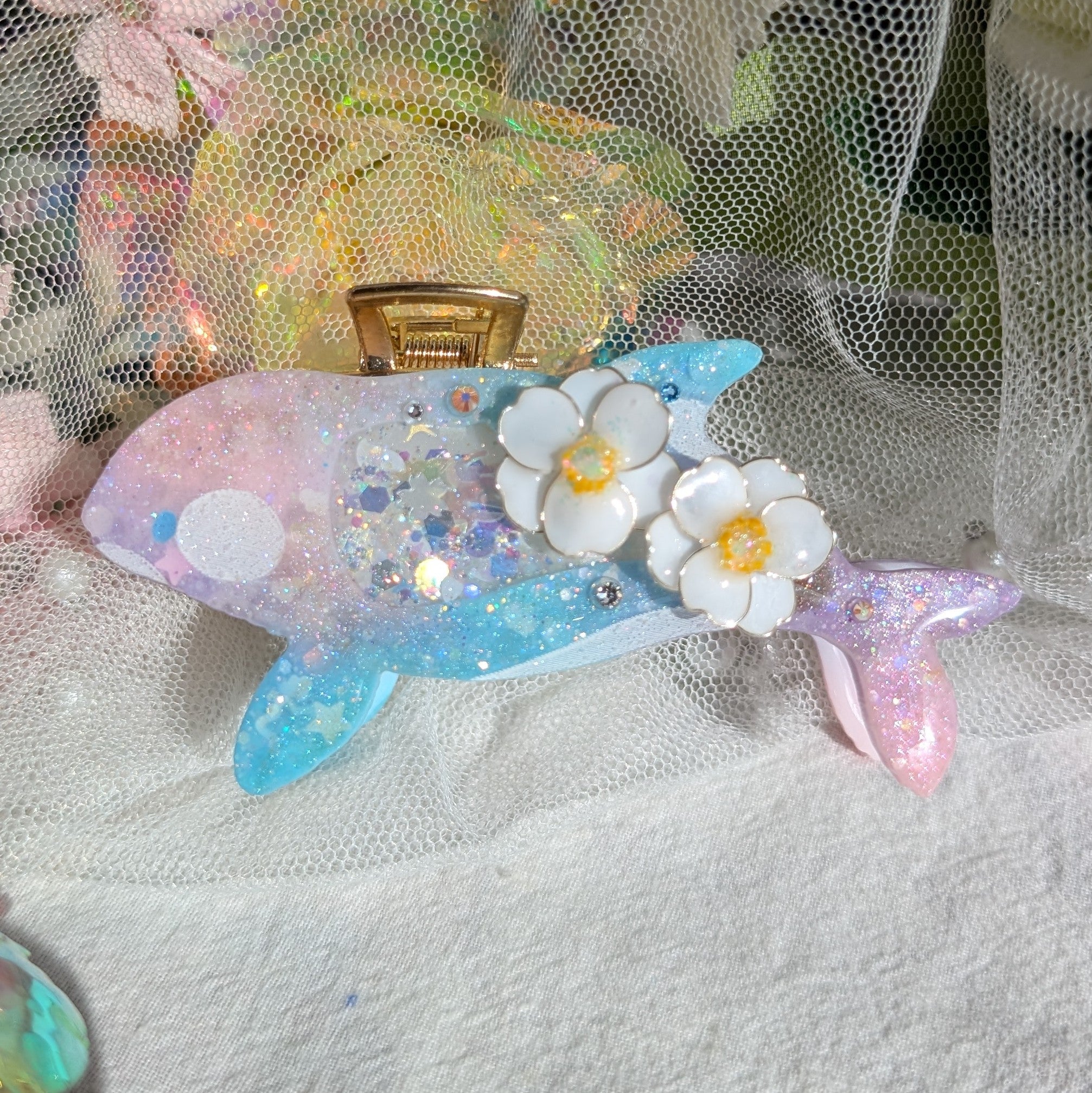 White Anemone Orca Hair Huggie (5.5cm claw) - Dancing Heart