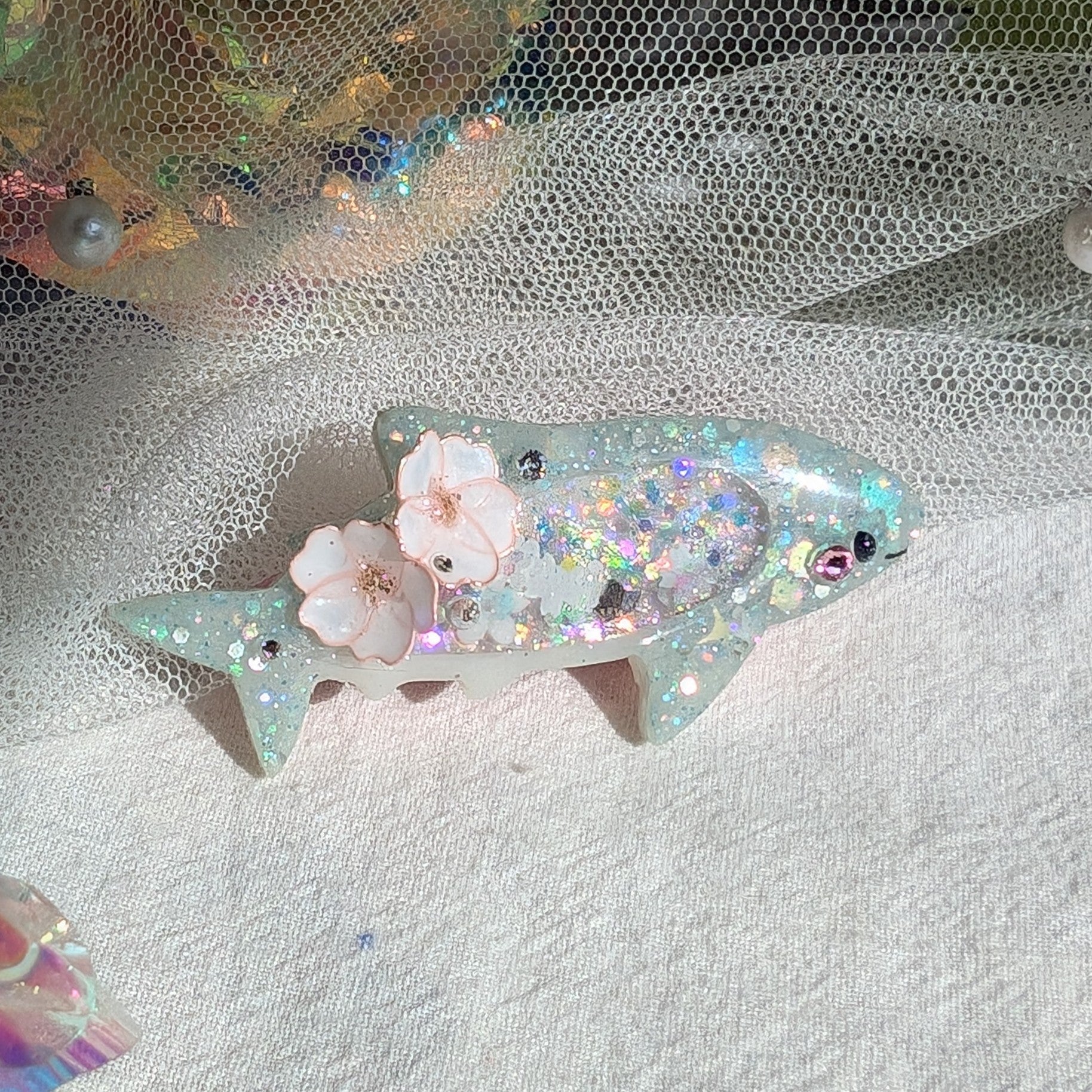 Smol Shark Hairclip (5cm, Wireart) - Grey, right side