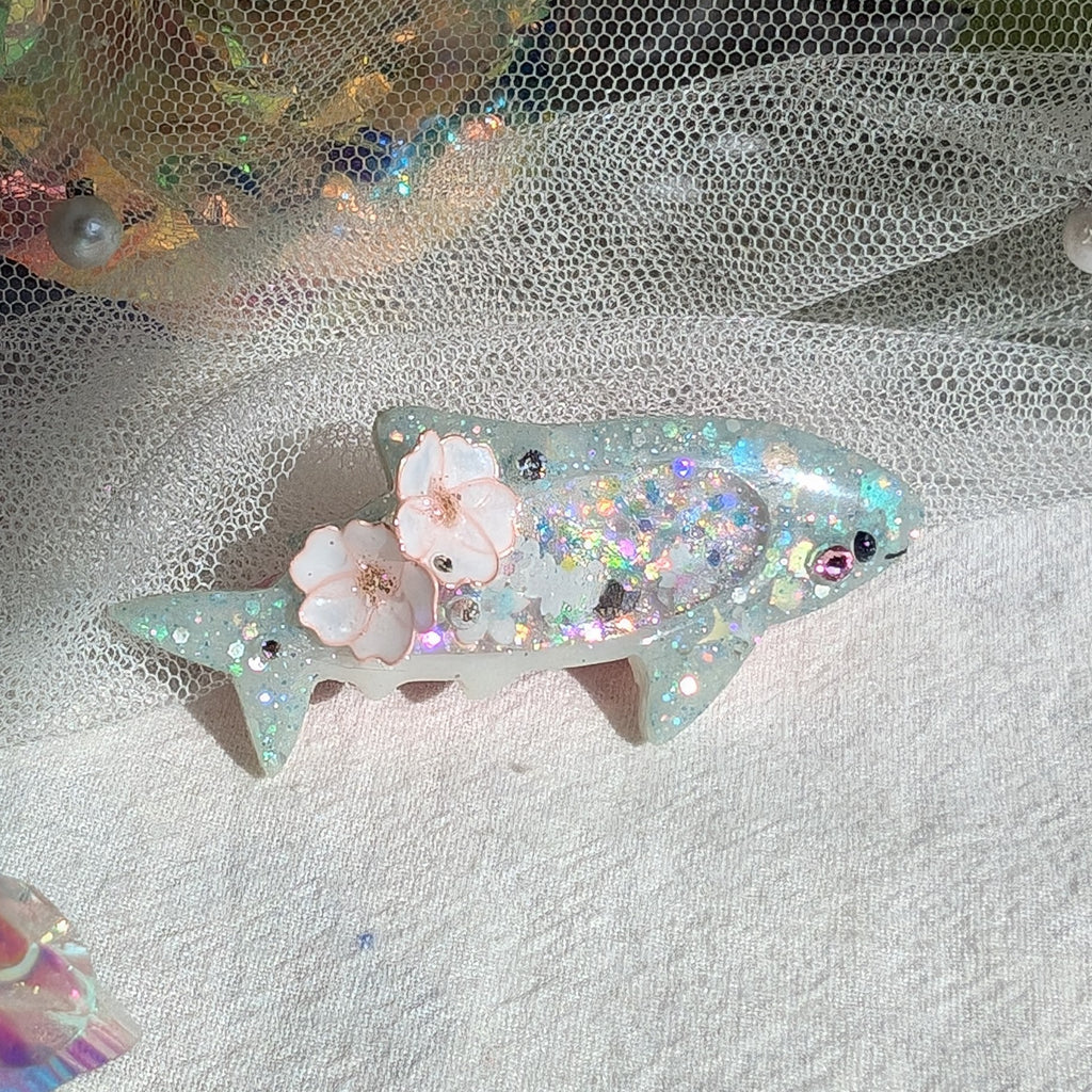 Smol Shark Hairclip (5cm, Wireart) - Grey, right side