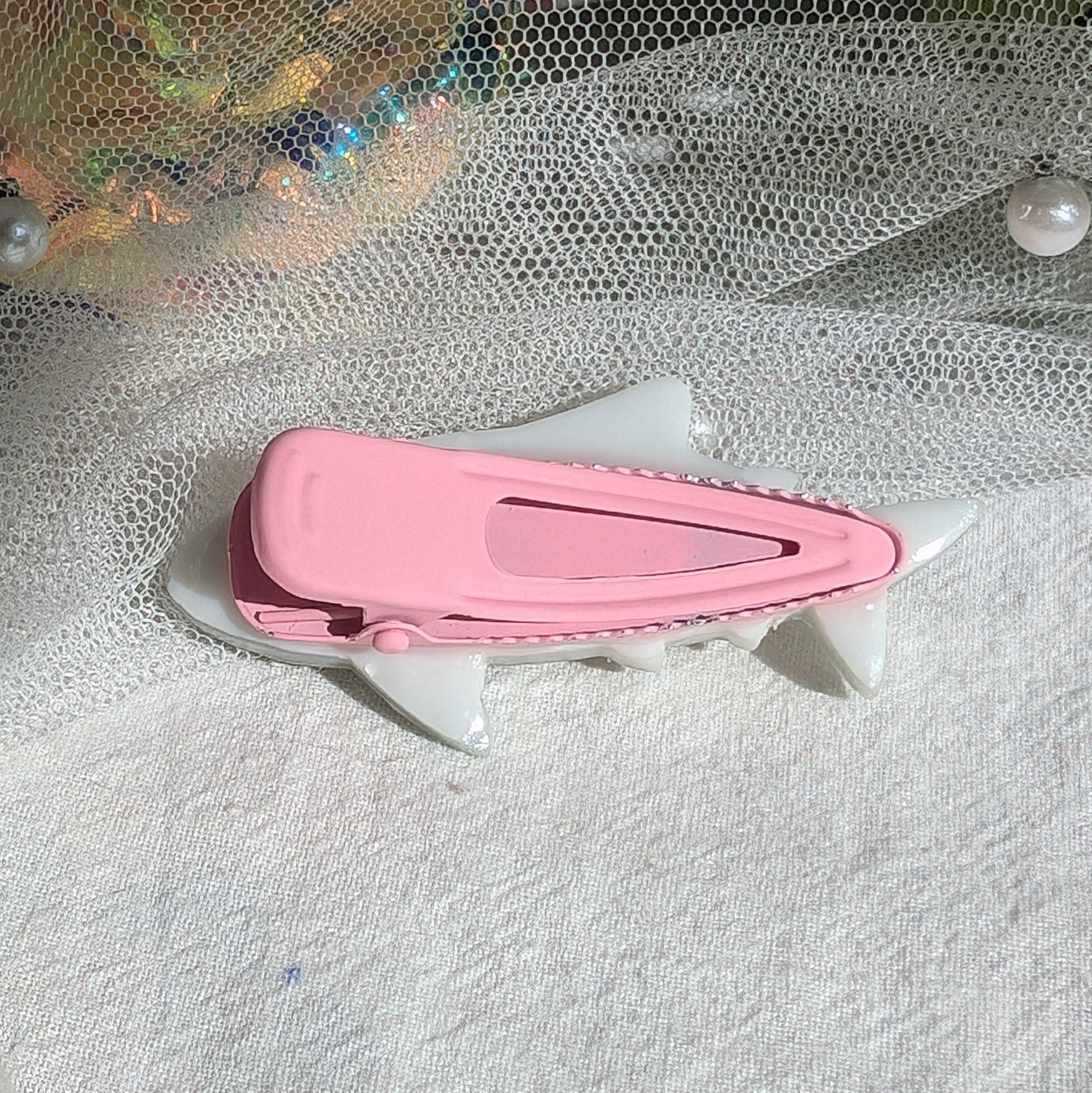 Smol Shark Hairclip (5cm, Wireart) - Grey, right side