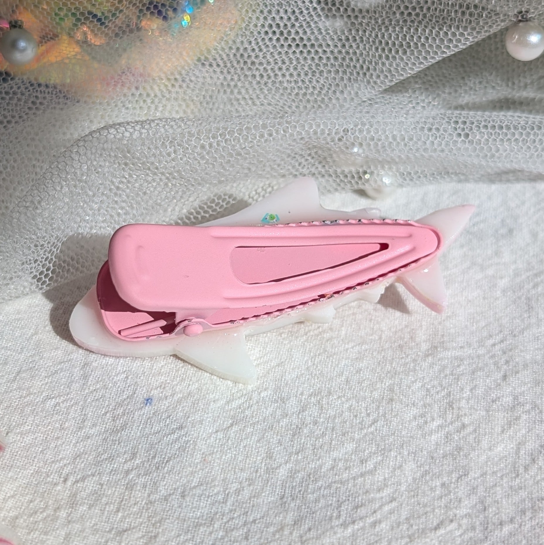 Smol Shark Hairclip (5cm, Wireart) - Pink, right side
