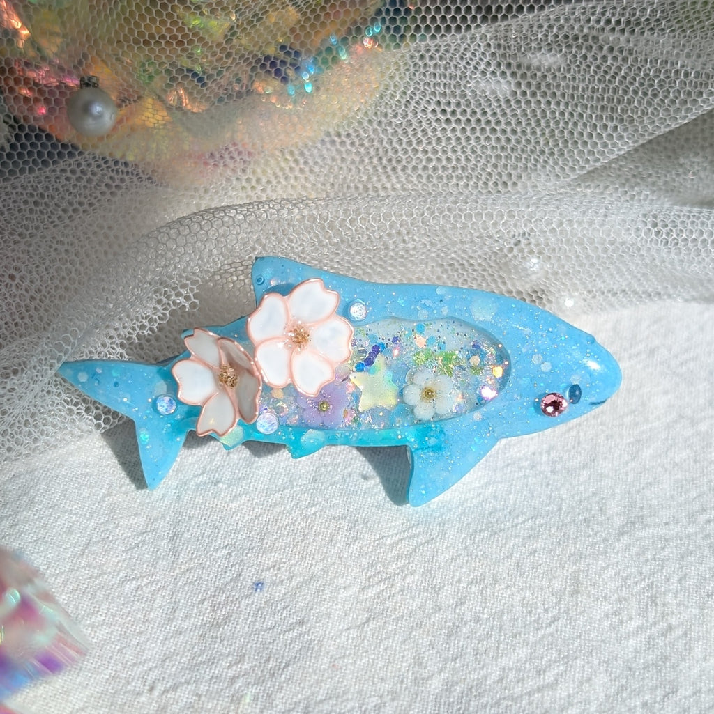 Smol Shark Hairclip (5cm, Wireart) - Blue, right side