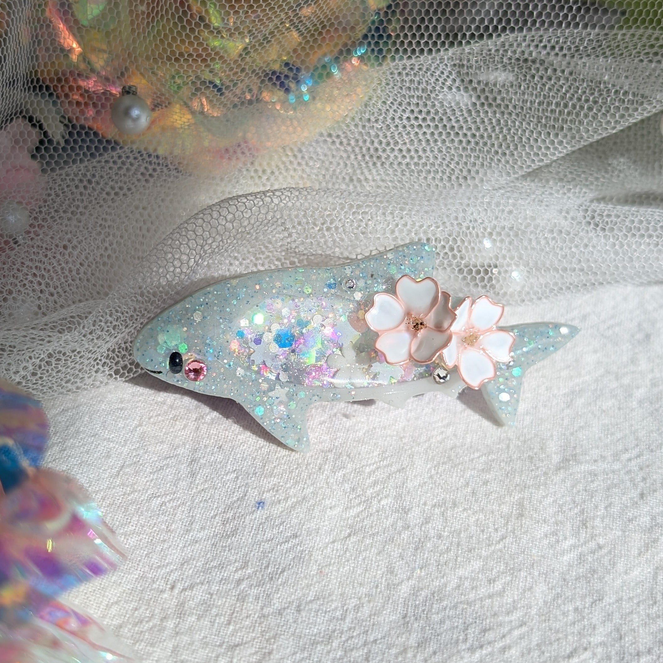 Smol Shark Hairclip (5cm, Wireart) - Grey, left side
