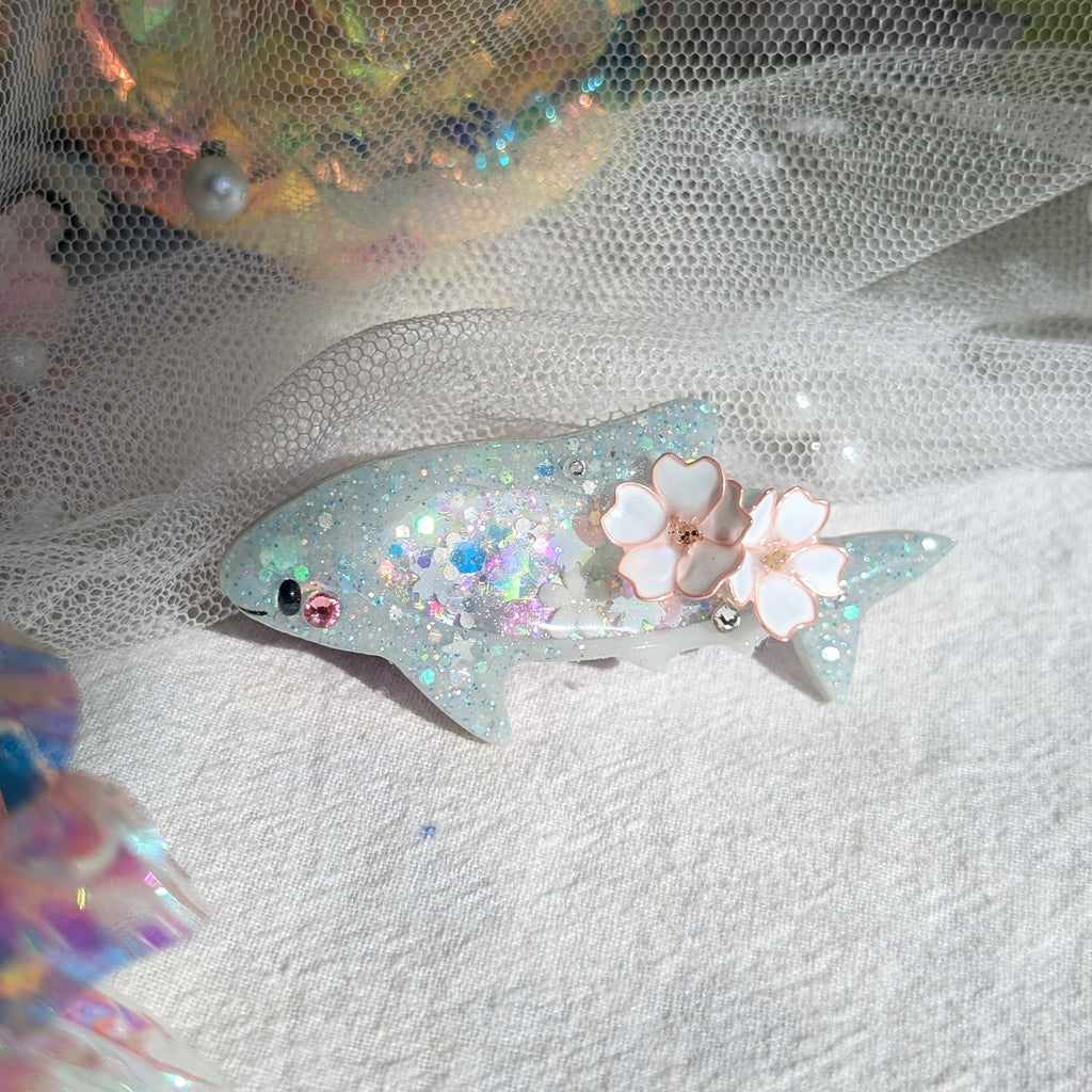 Smol Shark Hairclip (5cm, Wireart) - Grey, left side