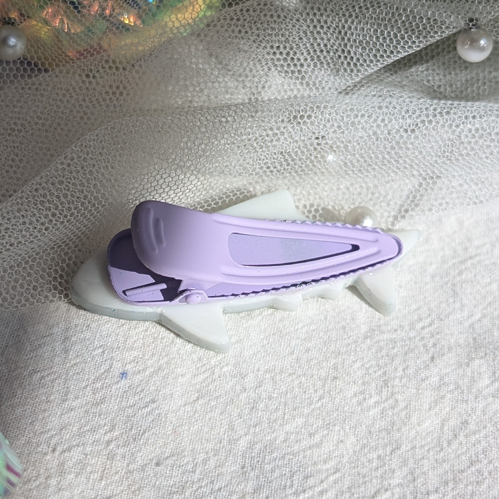 Smol Shark Hairclip (5cm, Wireart) - Grey, right side