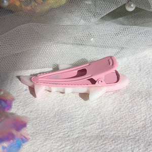 Smol Shark Hairclip (5cm, Wireart) - Pink, left side