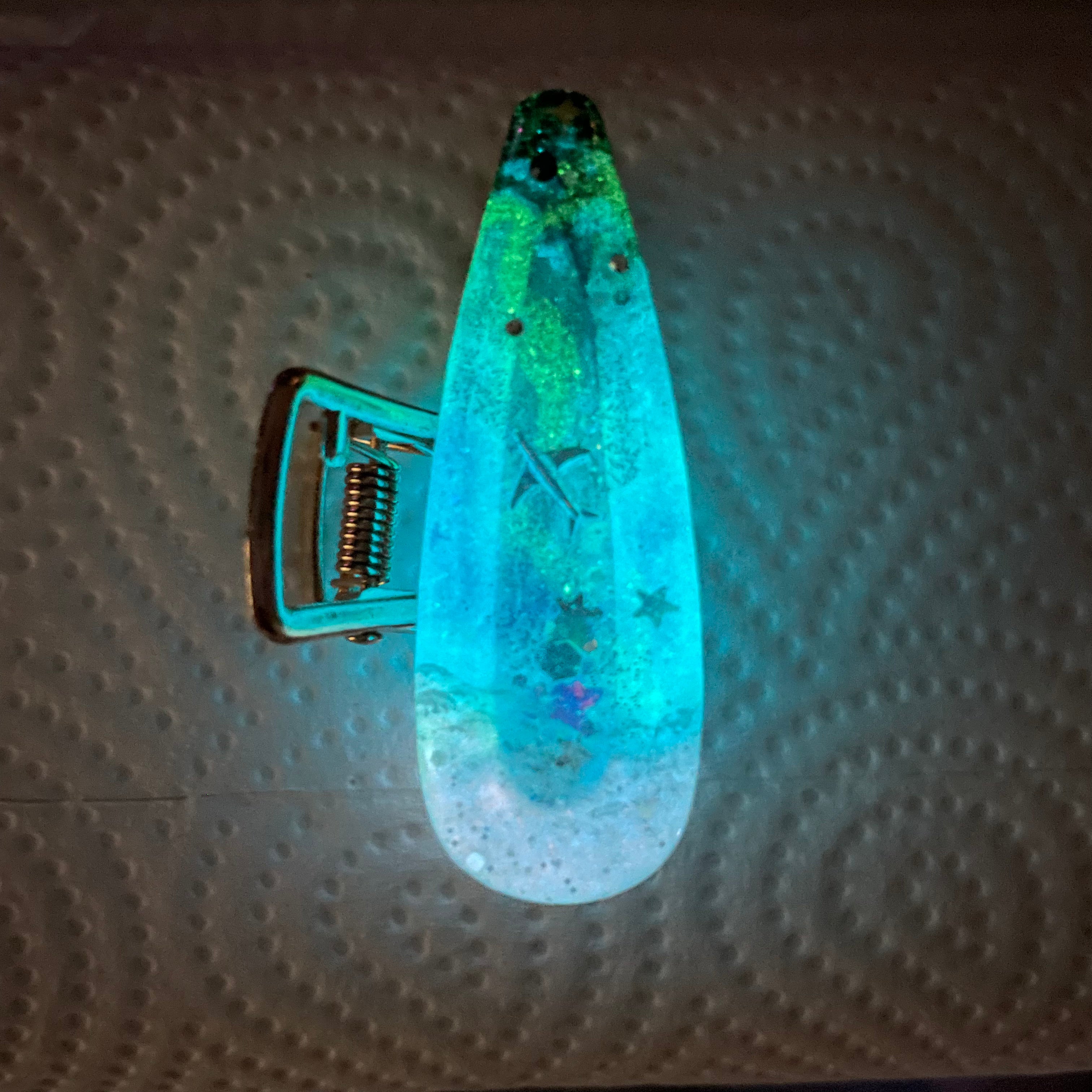 Tiny Red House Aurora Teardrop Hair claw