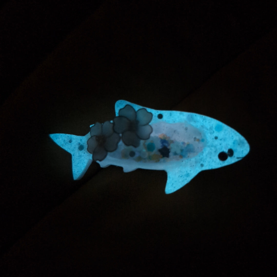 Smol Shark Hairclip (5cm, Wireart) - Grey, right side