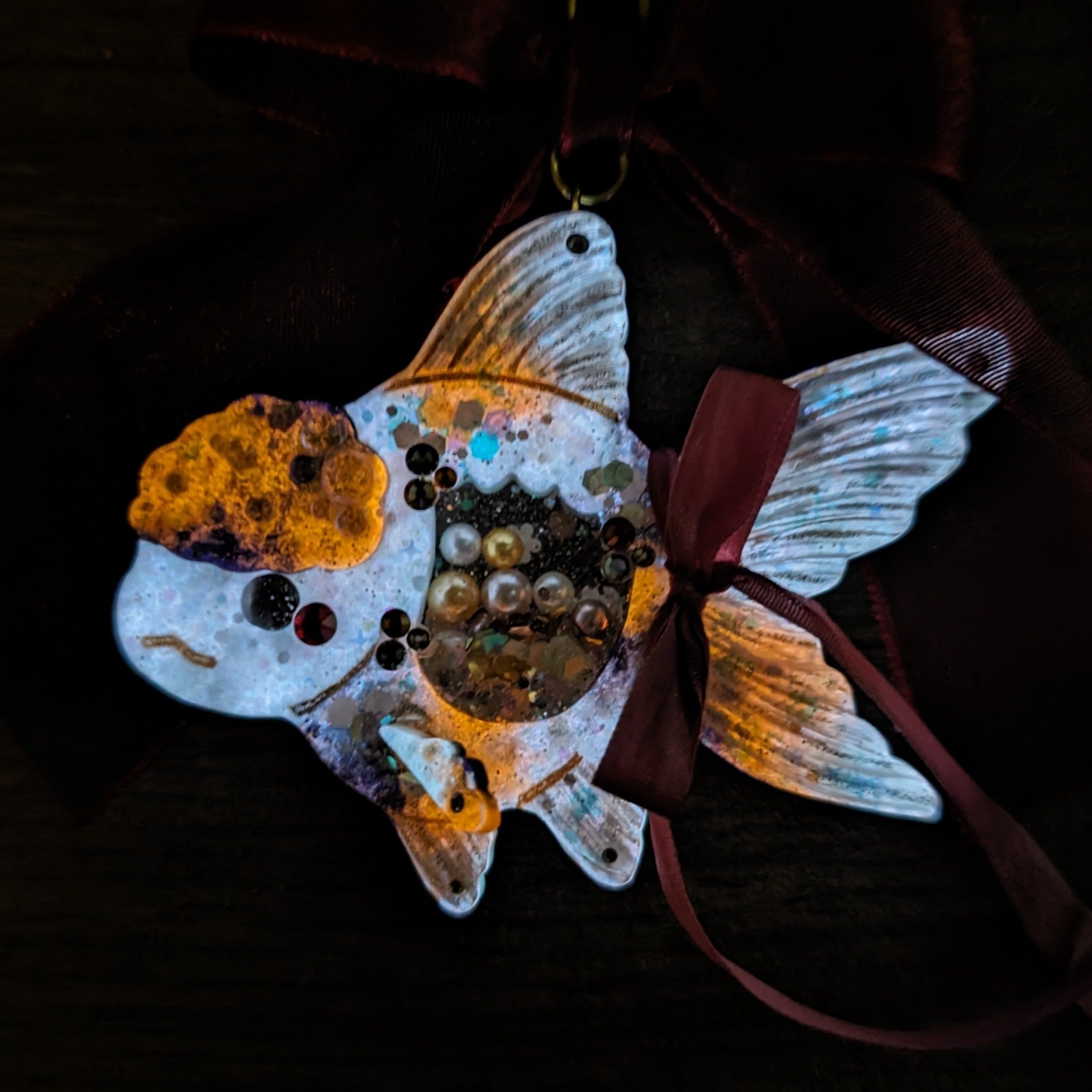 Glittering Guardian - Deluxe Goldie Charm