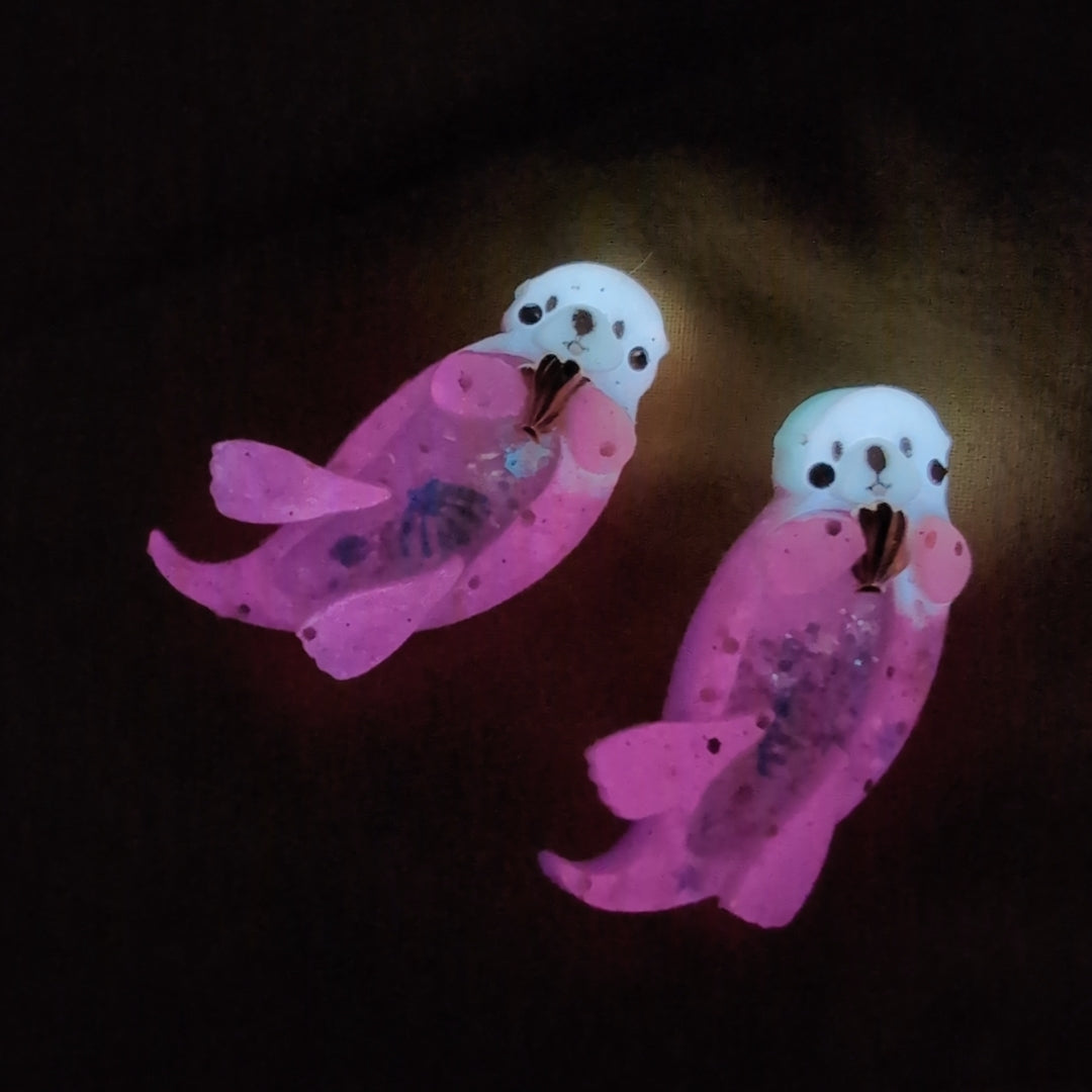 Otter Brooch (2cm pin)