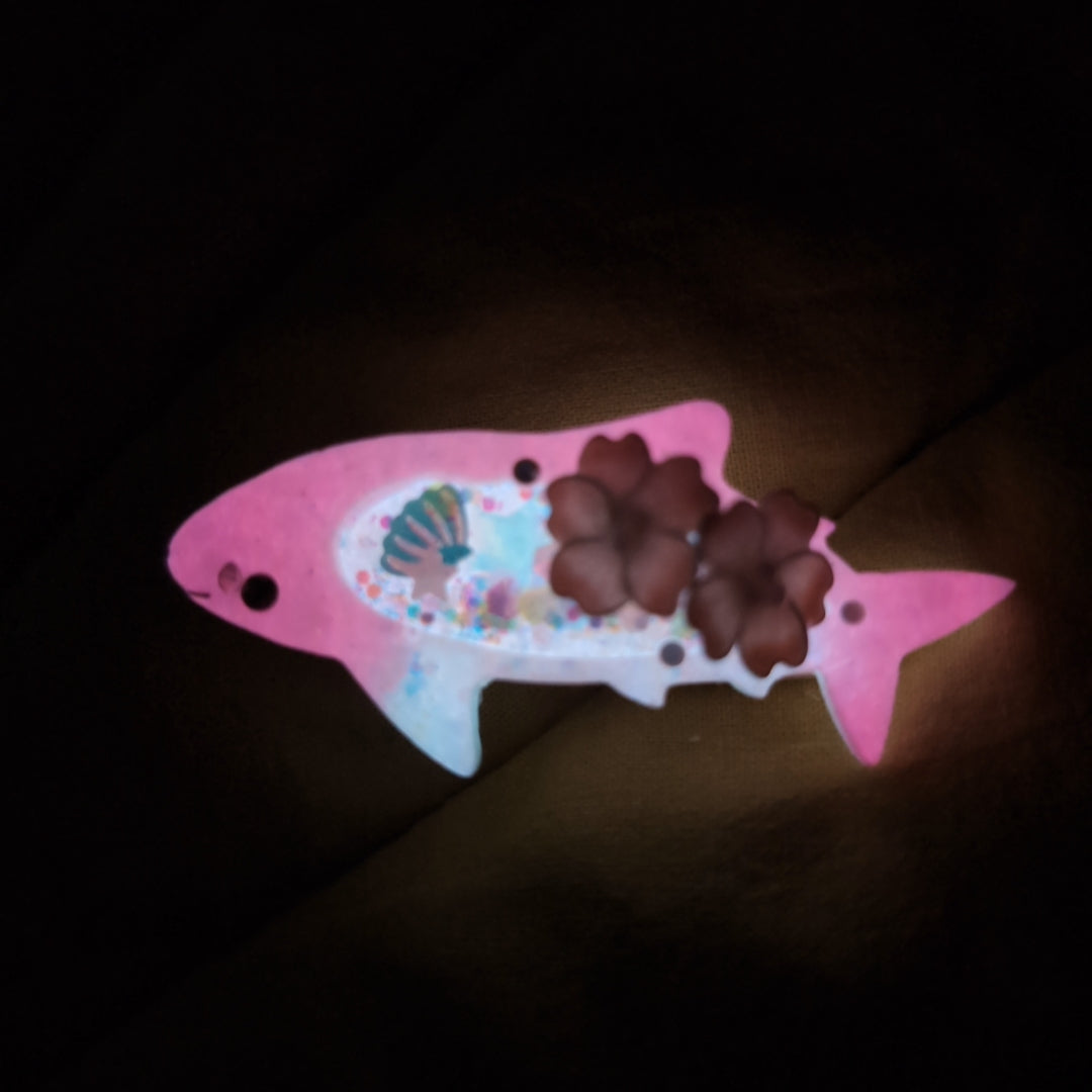 Smol Shark Hairclip (5cm, Wireart) - Pink, left side