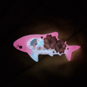 Smol Shark Hairclip (5cm, Wireart) - Pink, left side