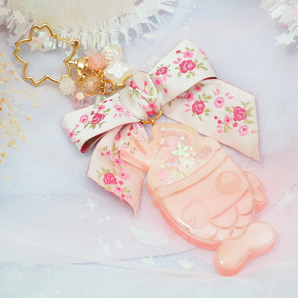 Rose Peach Taiyaki with biscuit sticks (Dry shaker charm)