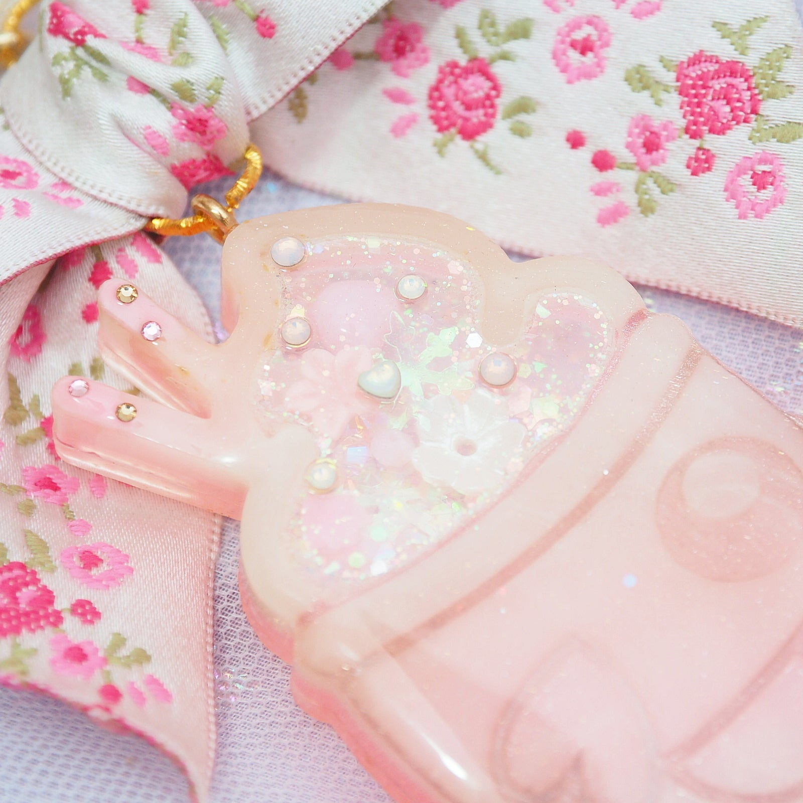 Rose Peach Taiyaki with biscuit sticks (Dry shaker charm)