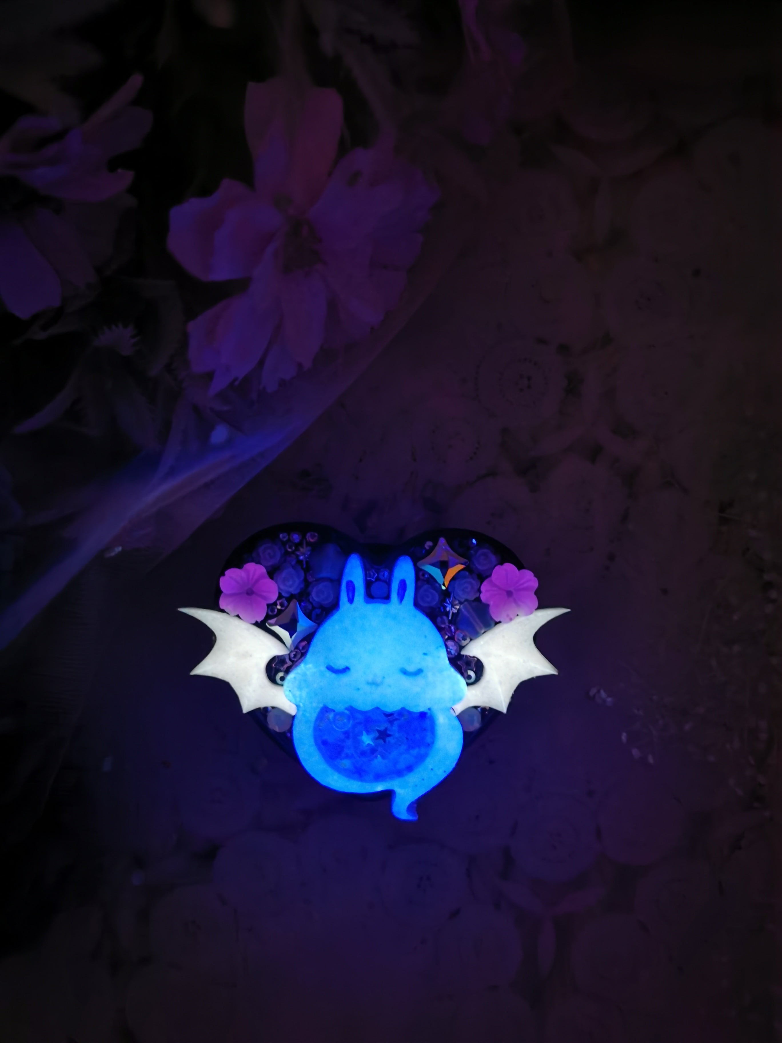 Ghostie Bat Bun Heart Grip (Glows)