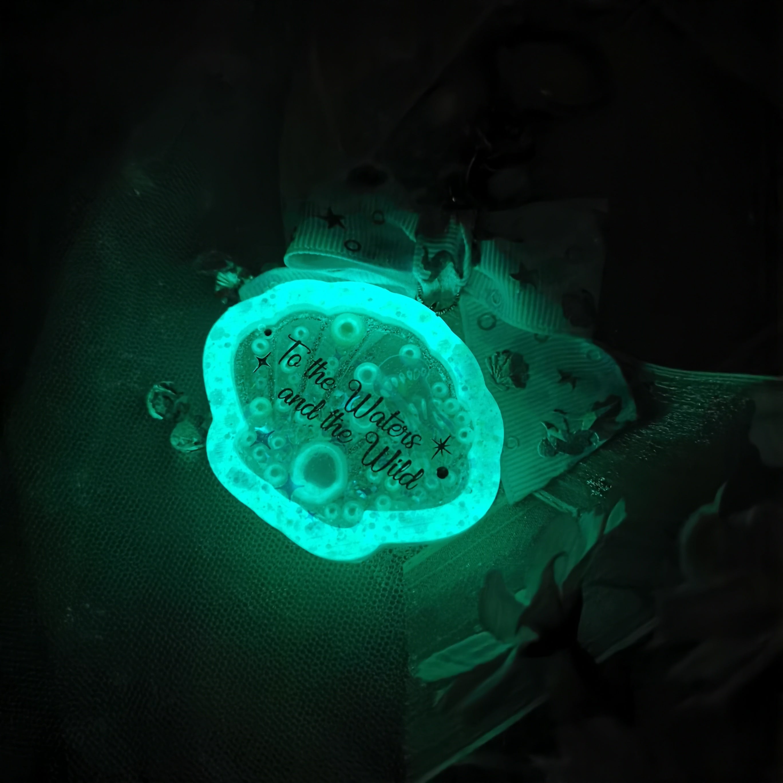 To the Waters Clam Charm (Glowing)