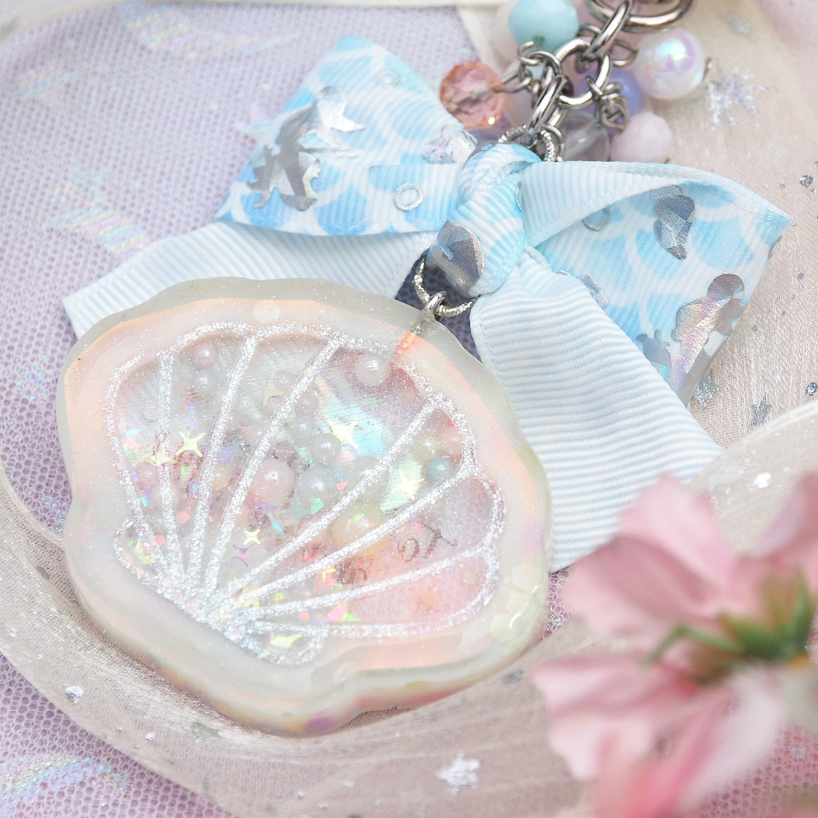 To the Waters Clam Charm (Glowing)