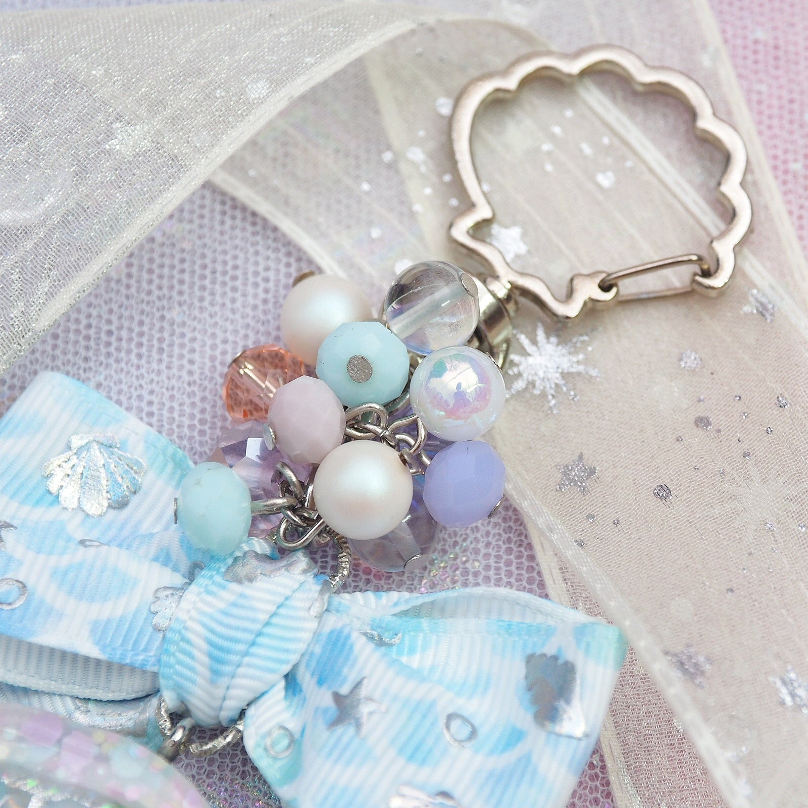 Keep Clam and Carry On Charm (Glowing)