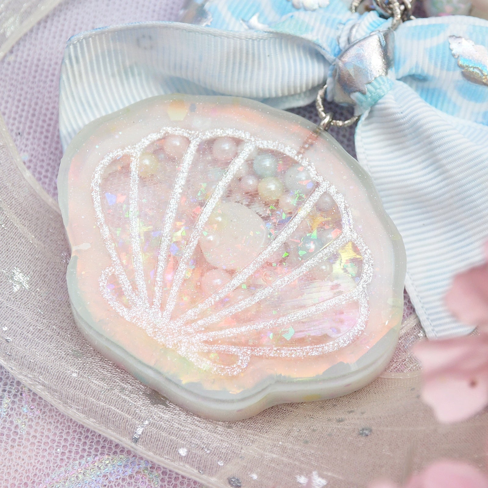Keep Clam and Carry On Charm (Glowing)