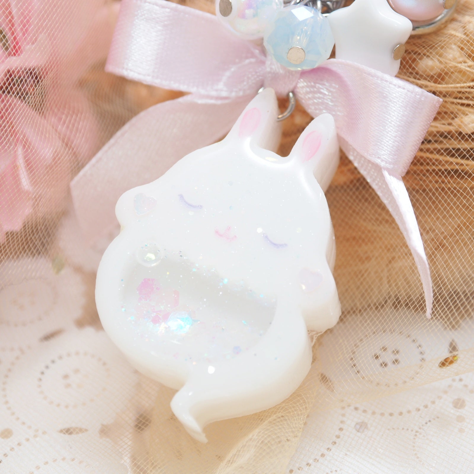 White Ghostie Boo Bun Charm (Glows)