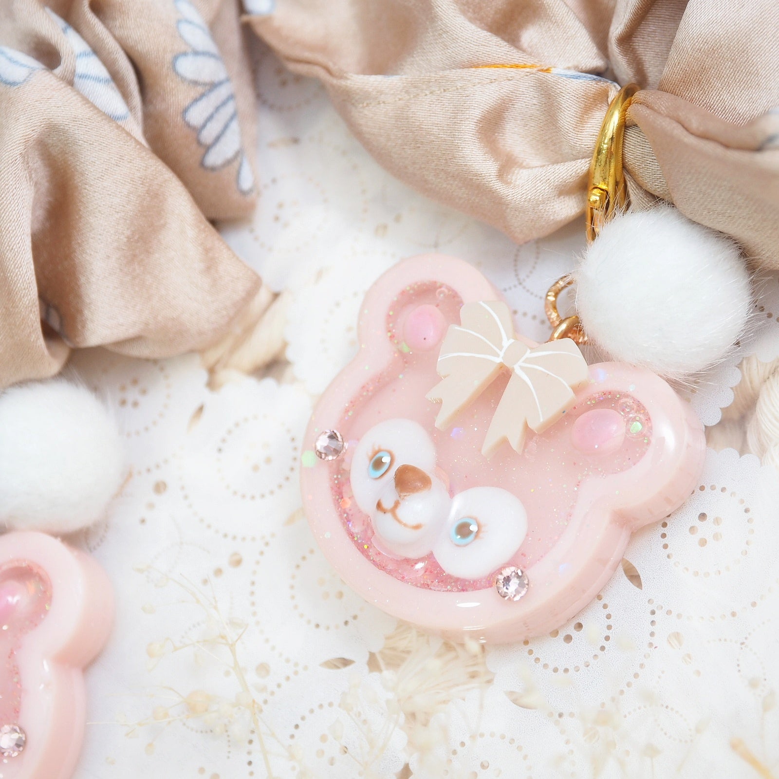 Shellie May Charm with Daisy Srunchie (Painted & Sculpted Removable Charm)