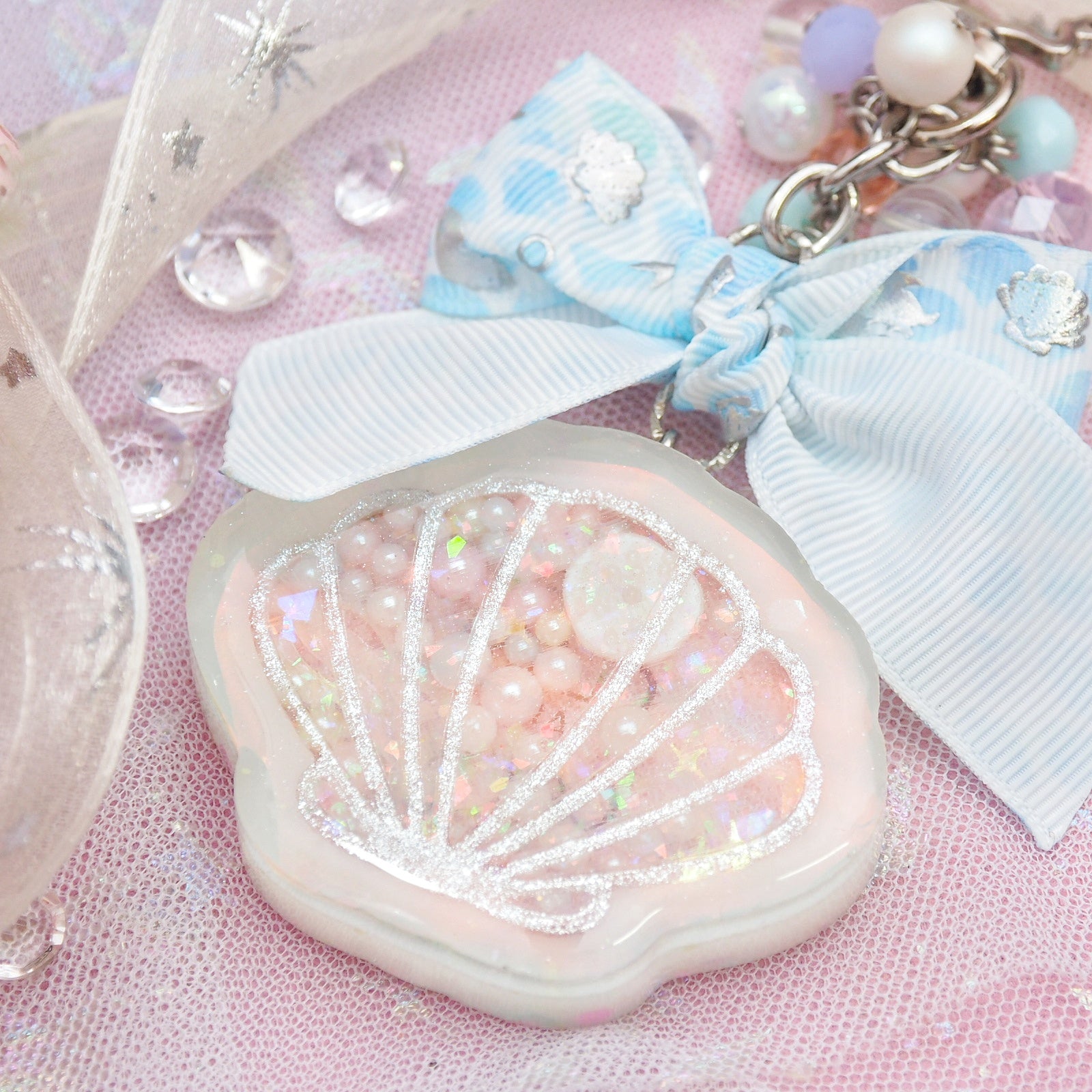 Keep Clam and Carry On Charm (Glowing, no silver sparkles)