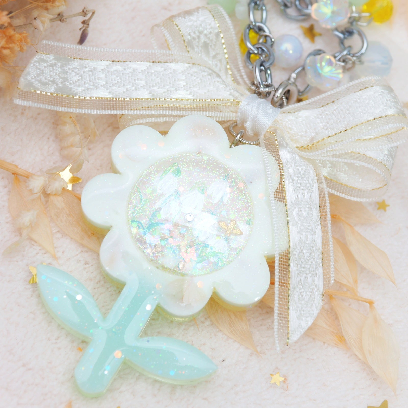 Spinning Bee in Daisy Charm (Painted Snowdrops, Gold)