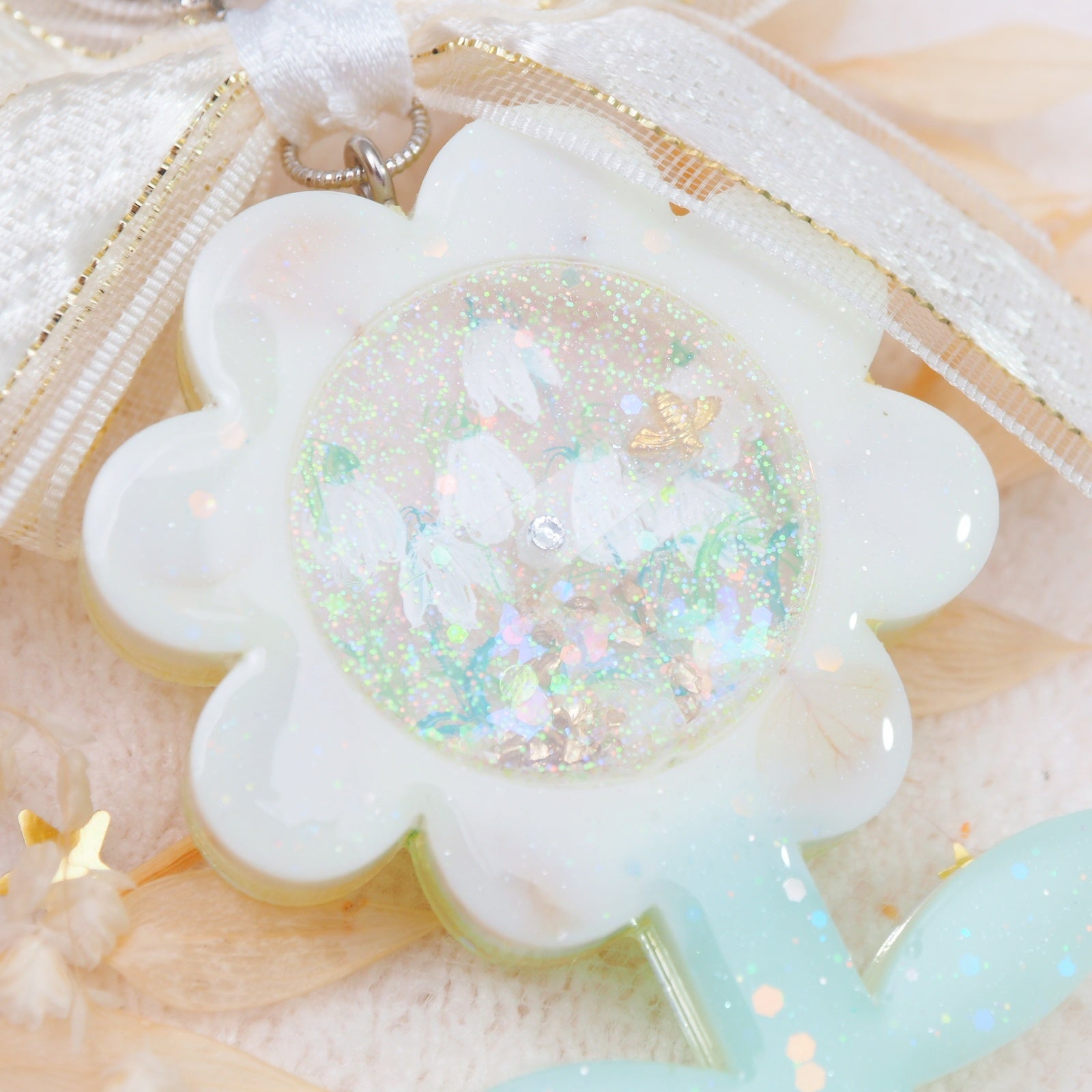 Spinning Bee in Daisy Charm (Painted Snowdrops, Gold)