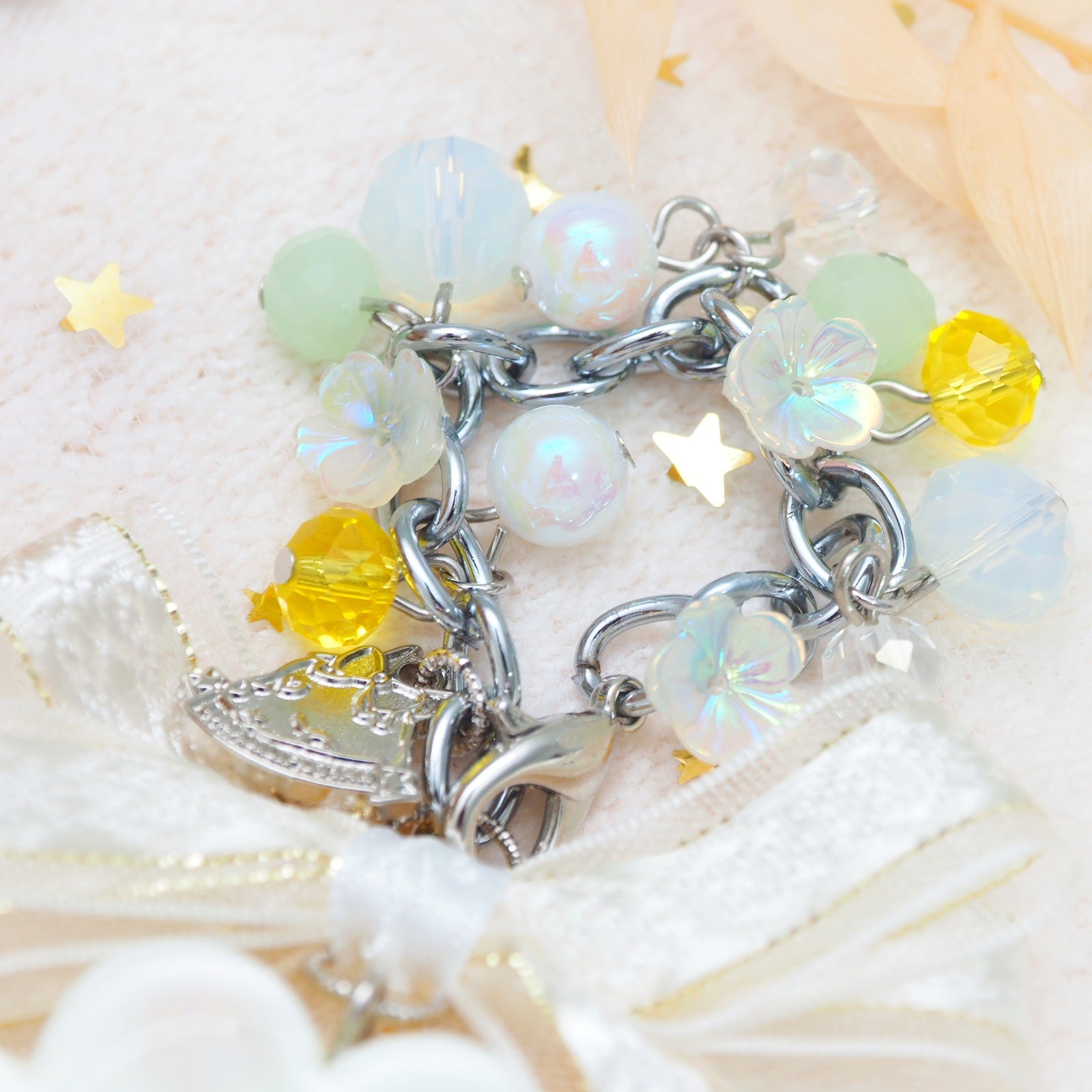 Spinning Bee in Daisy Charm (Painted Snowdrops, Gold)