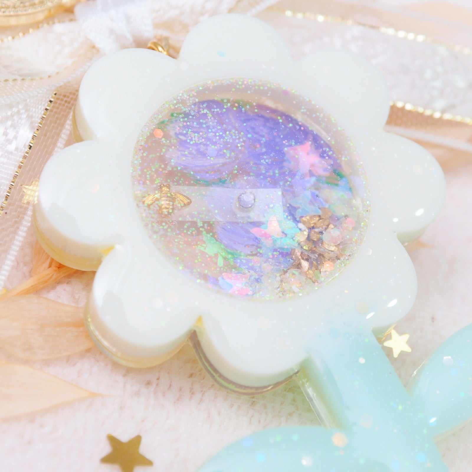 Spinning Bee in Daisy Charm (Painted Crocus, Gold)