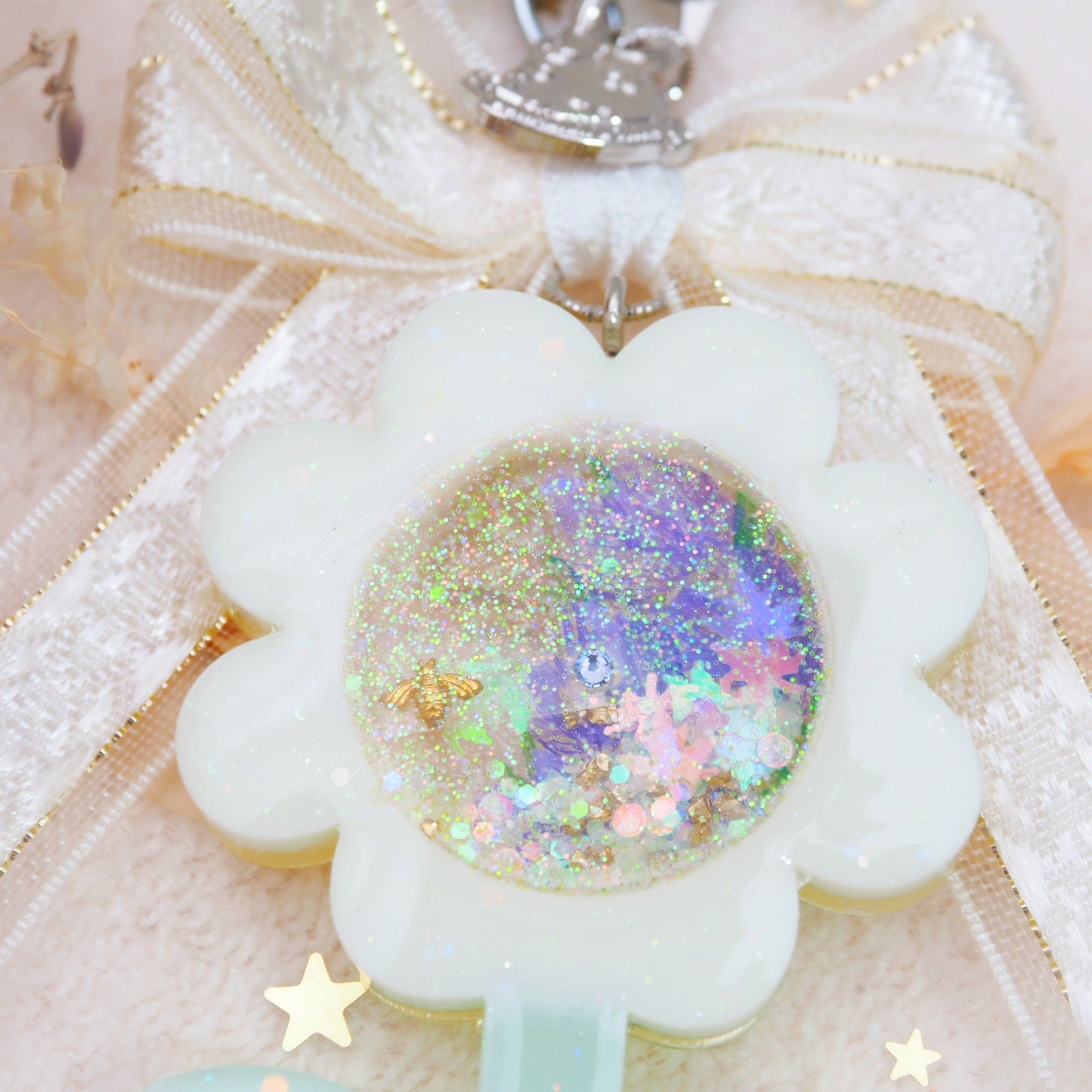 Spinning Bee in Daisy Charm (Painted Crocus, Silver)