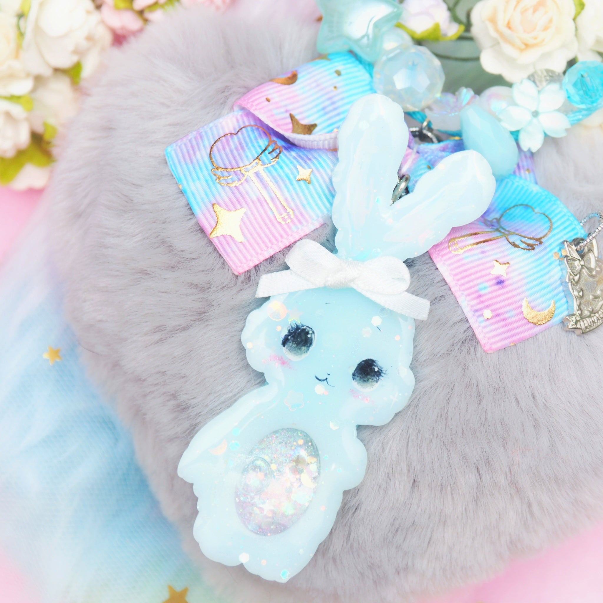 Blue Shaker Bun Floral Loop Charm with Heart Puff