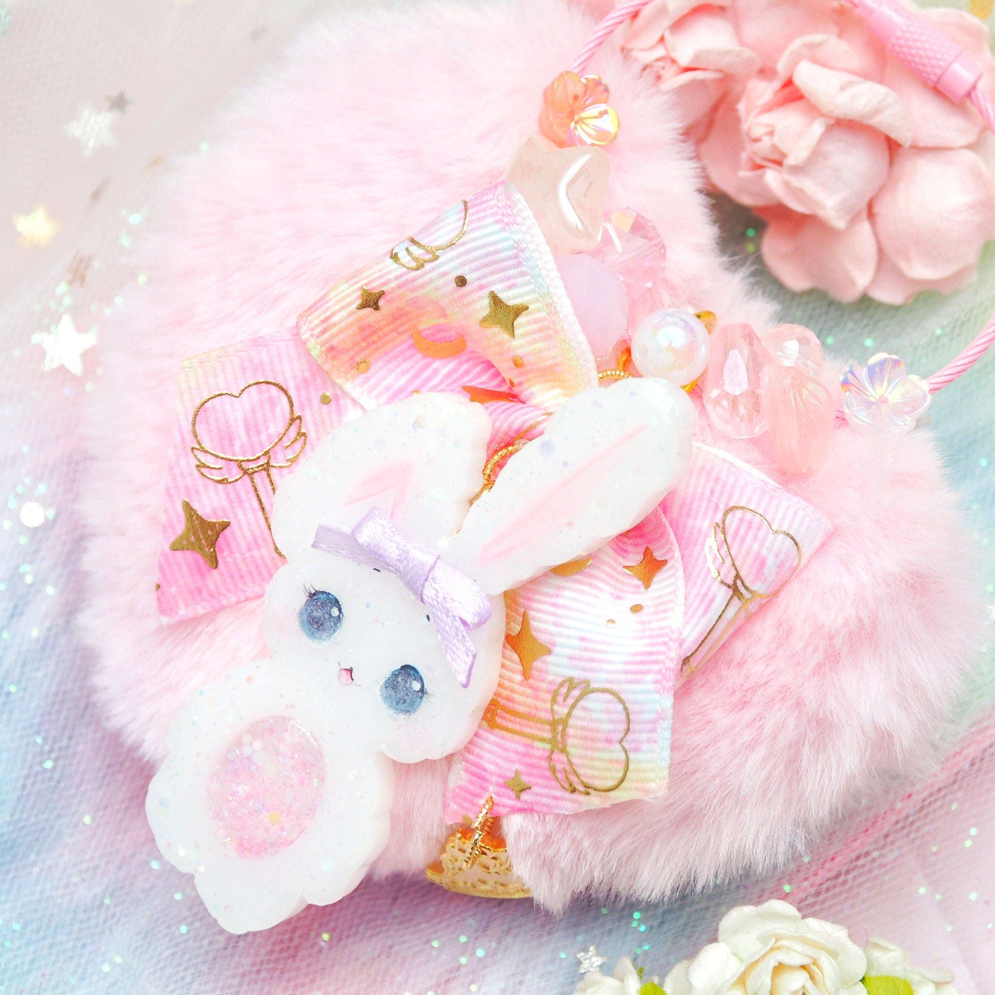 White Shaker Bun Floral Loop Charm with Heart Puff