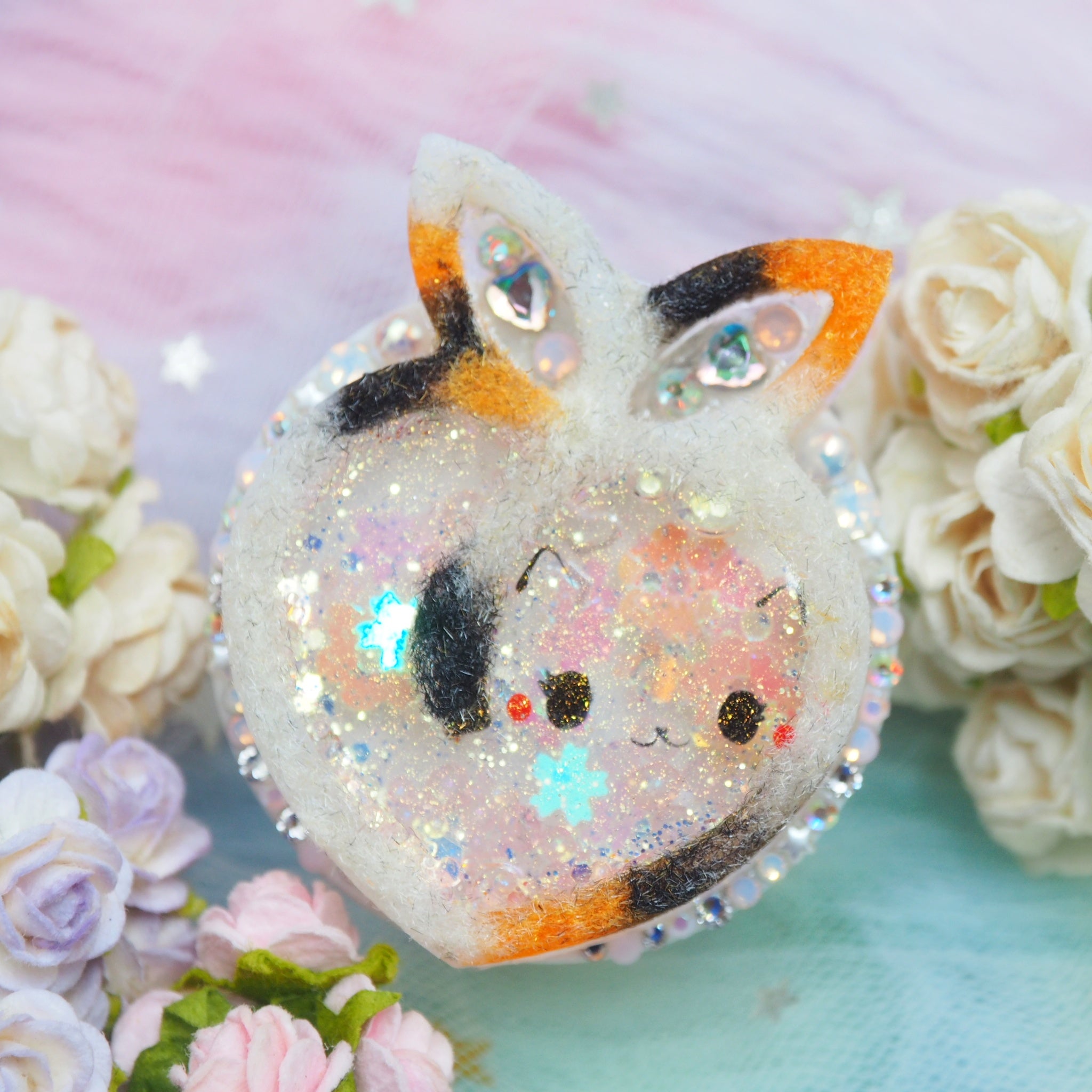 Calico Peach Cat on White Grip