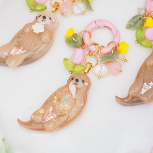 Little Otter Lifesaver Charm (caramel with pink conch)