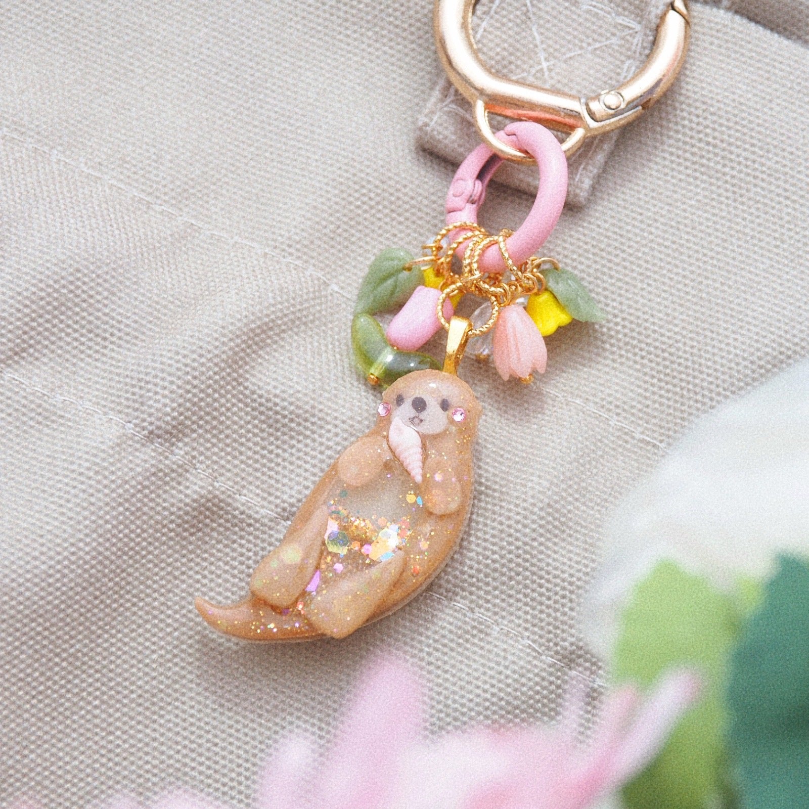 Little Otter Lifesaver Charm (caramel with pink conch)