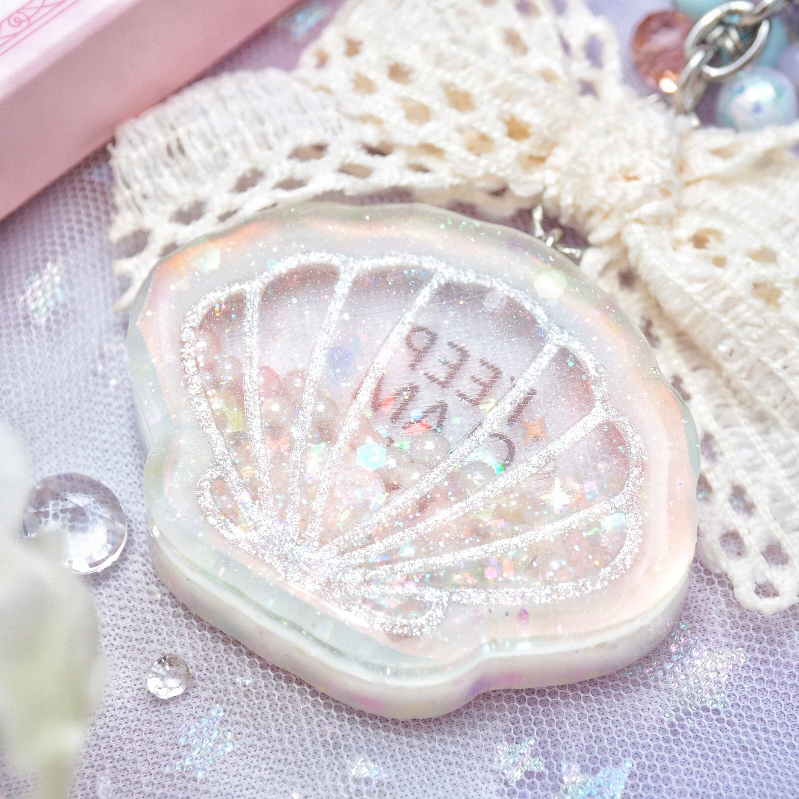 Keep Clam and Carry On Charm (Glowing)