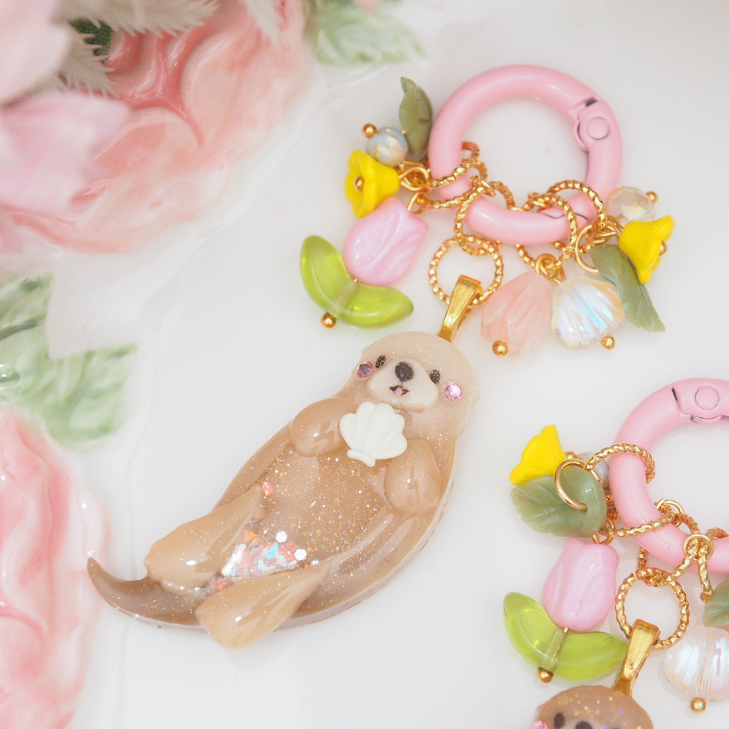 Little Otter Lifesaver Charm (classic with white seashell)