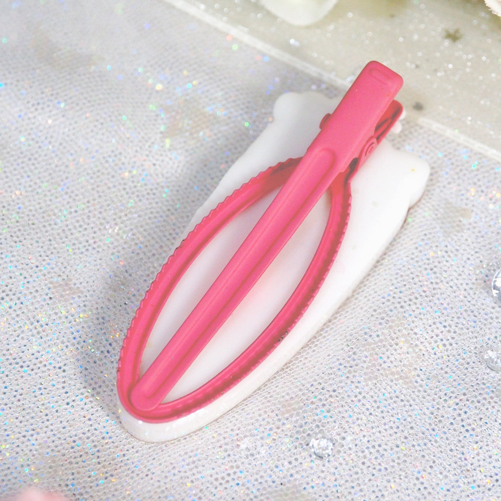 Opal Kitty with sculpted bow (7cm hairclip)