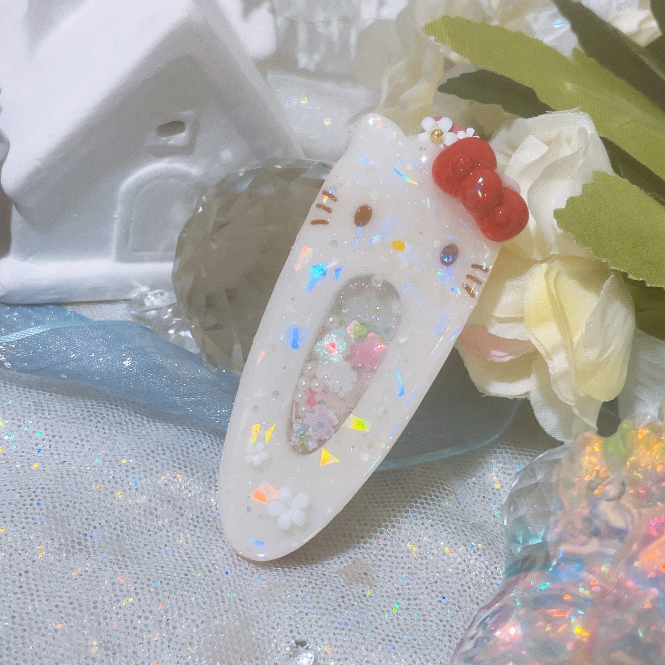 Opal Kitty with sculpted bow (7cm hairclip)