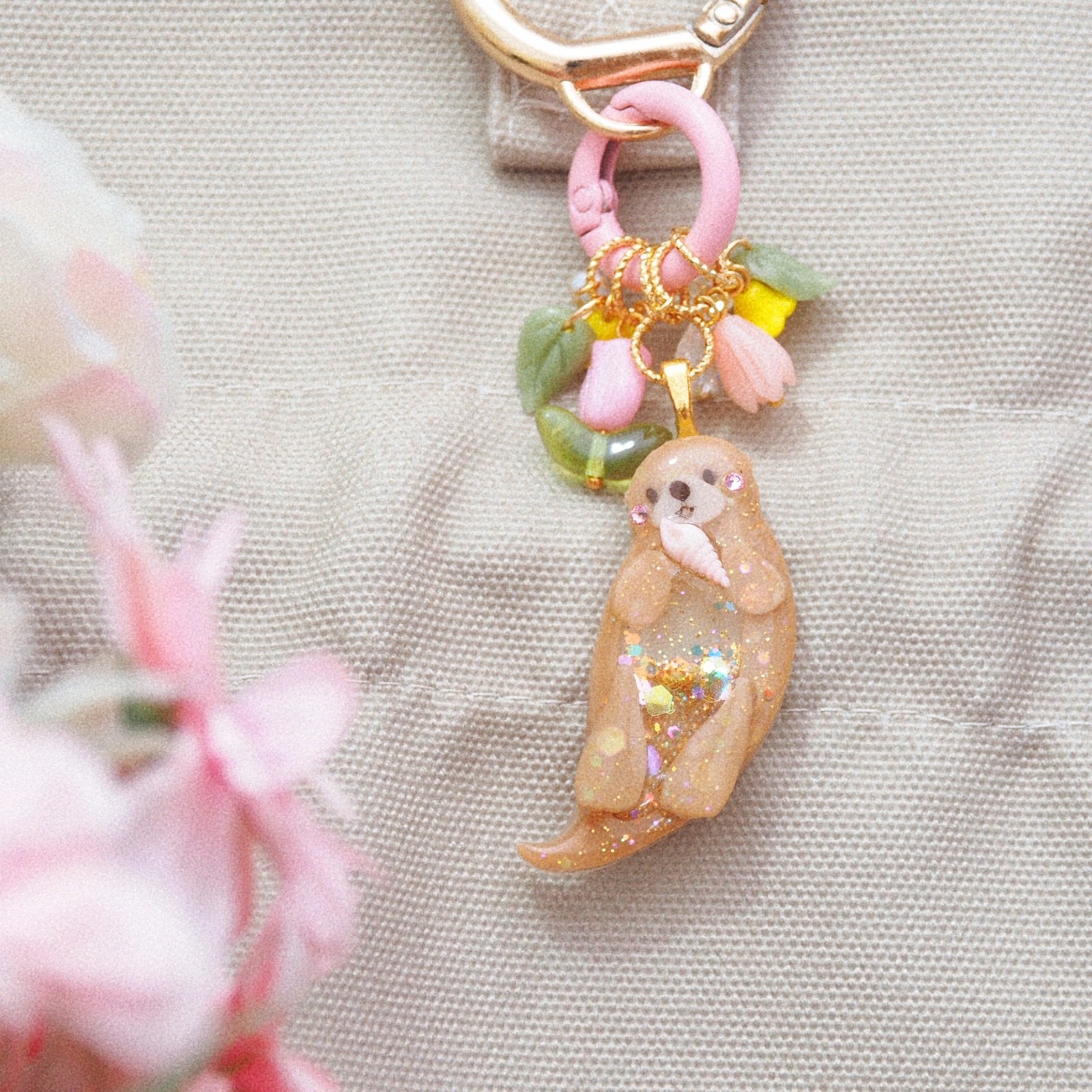 Little Otter Lifesaver Charm (caramel with pink conch)