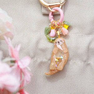 Little Otter Lifesaver Charm (caramel with pink conch)