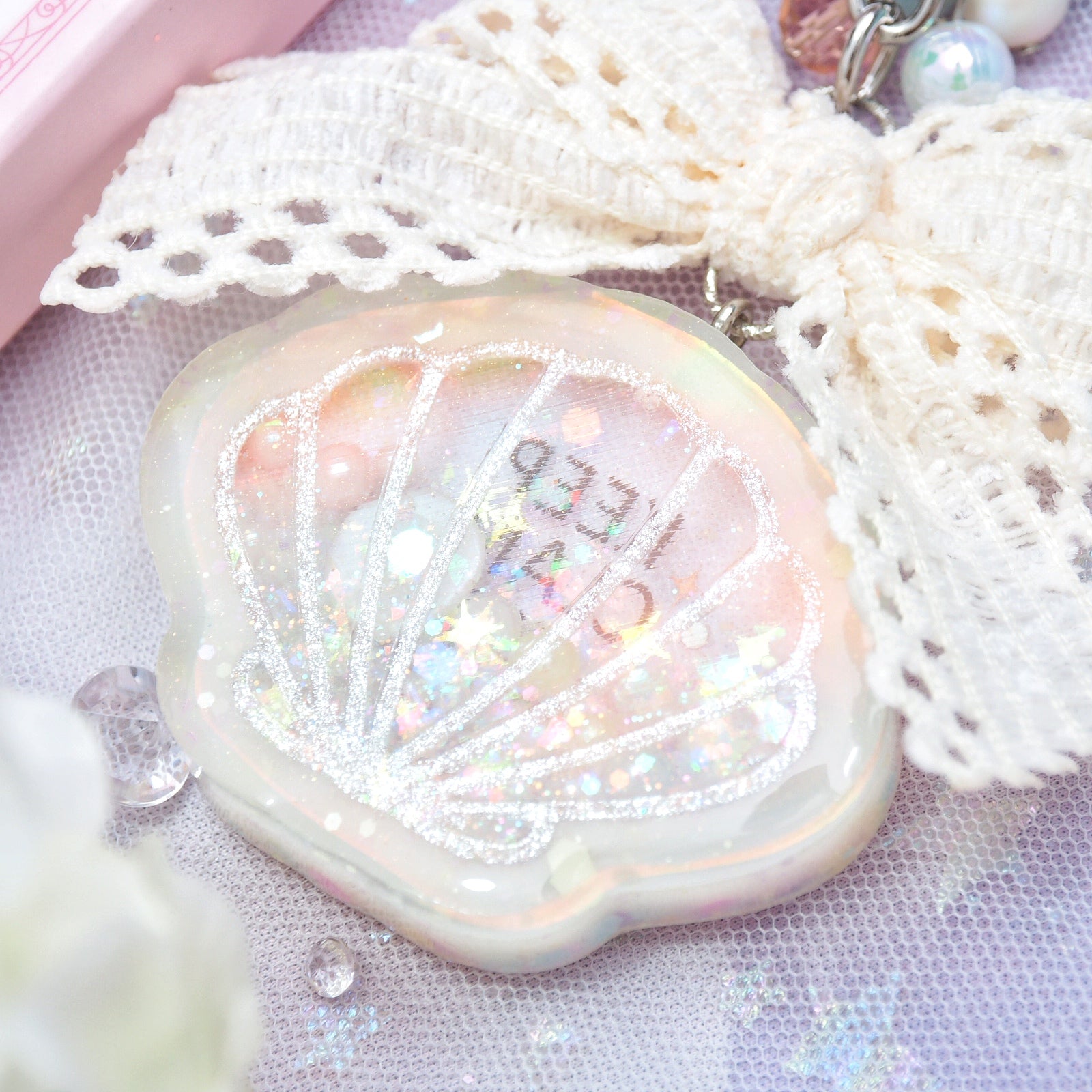 Keep Clam and Carry On Charm (Glowing)